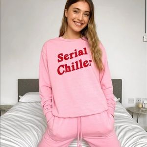 Loungewear Motif “Serial Chiller” Sweatshirt